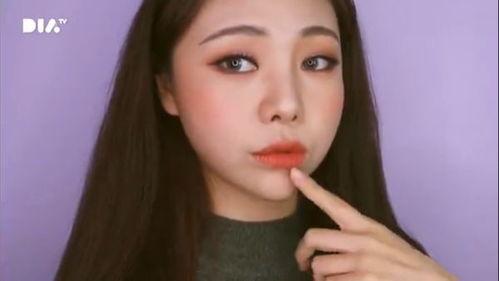 女生化妆娱乐吃瓜酱