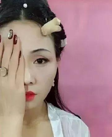 女生化妆娱乐吃瓜酱